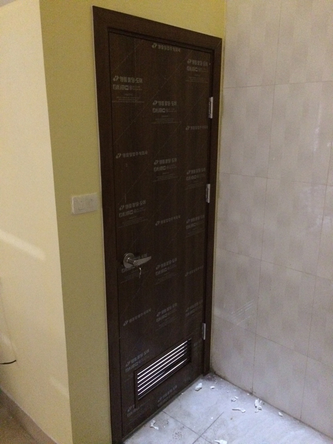 Hình ảnh thi công thực tế cửa nhà vệ sinh tầng 1